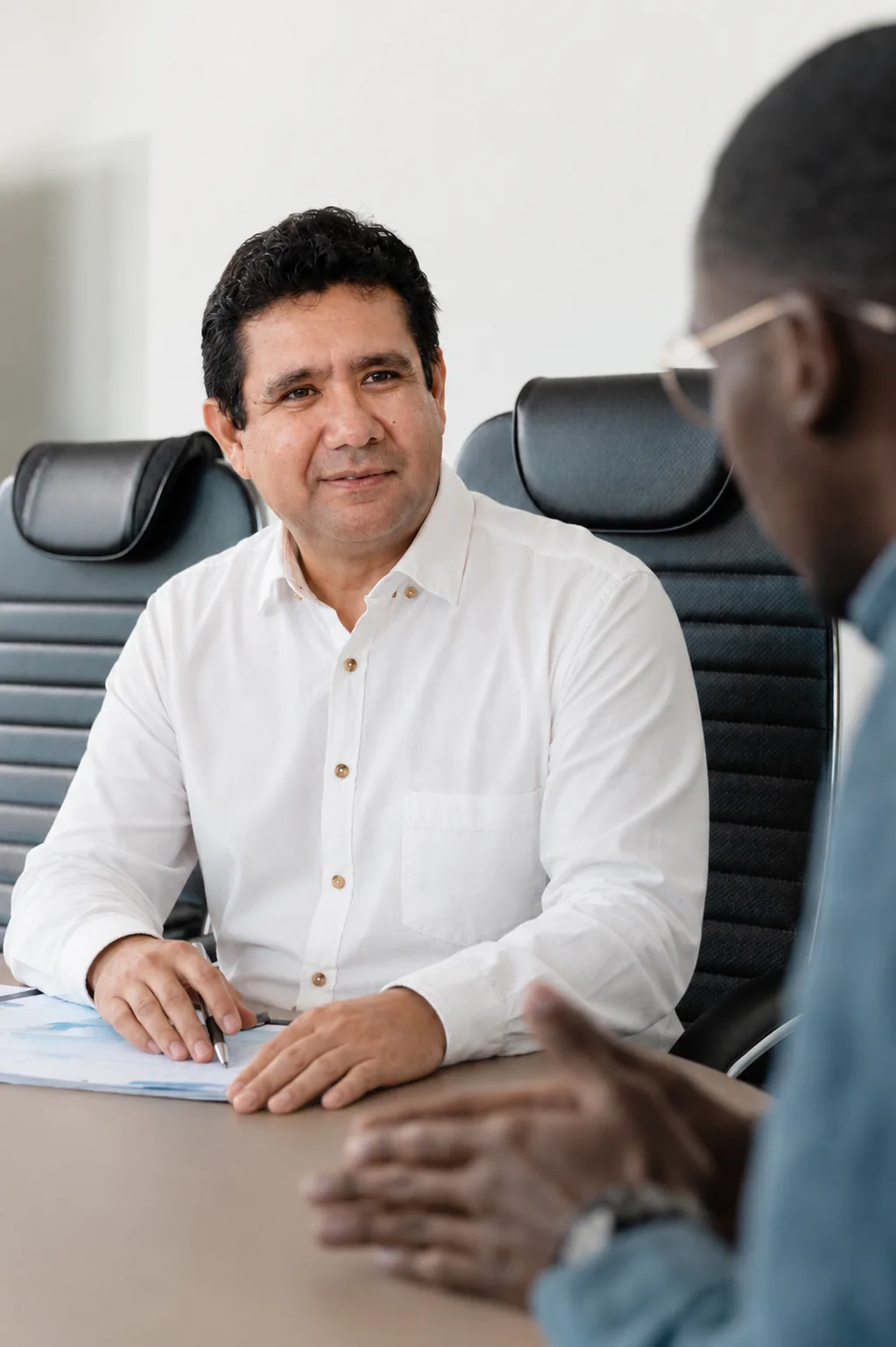 Consultor comercial B2B de Tirado Consultores en reunión estratégica con cliente
