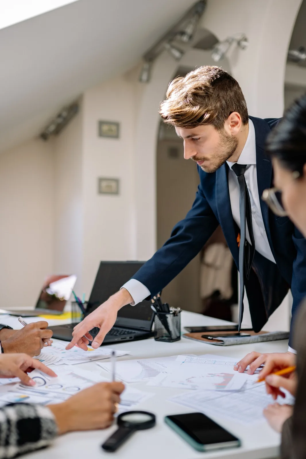 Equipo comercial revisando indicadores, documentos y plan de acción B2B