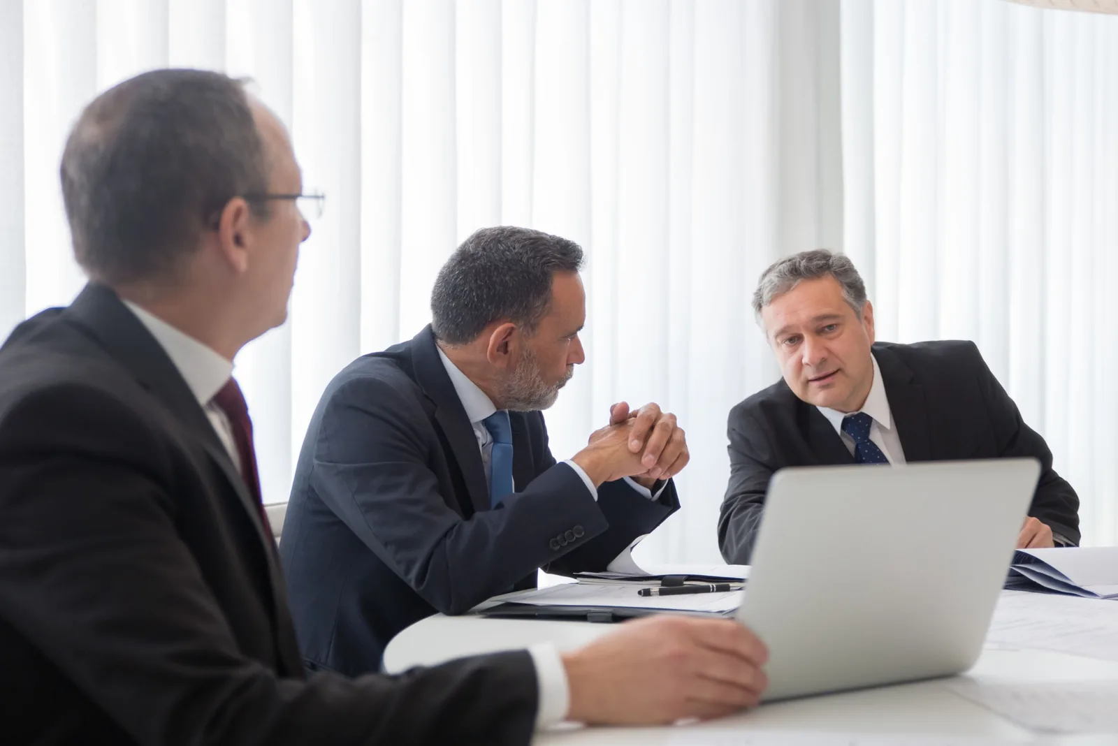Reunión ejecutiva para definir objetivos comerciales B2B